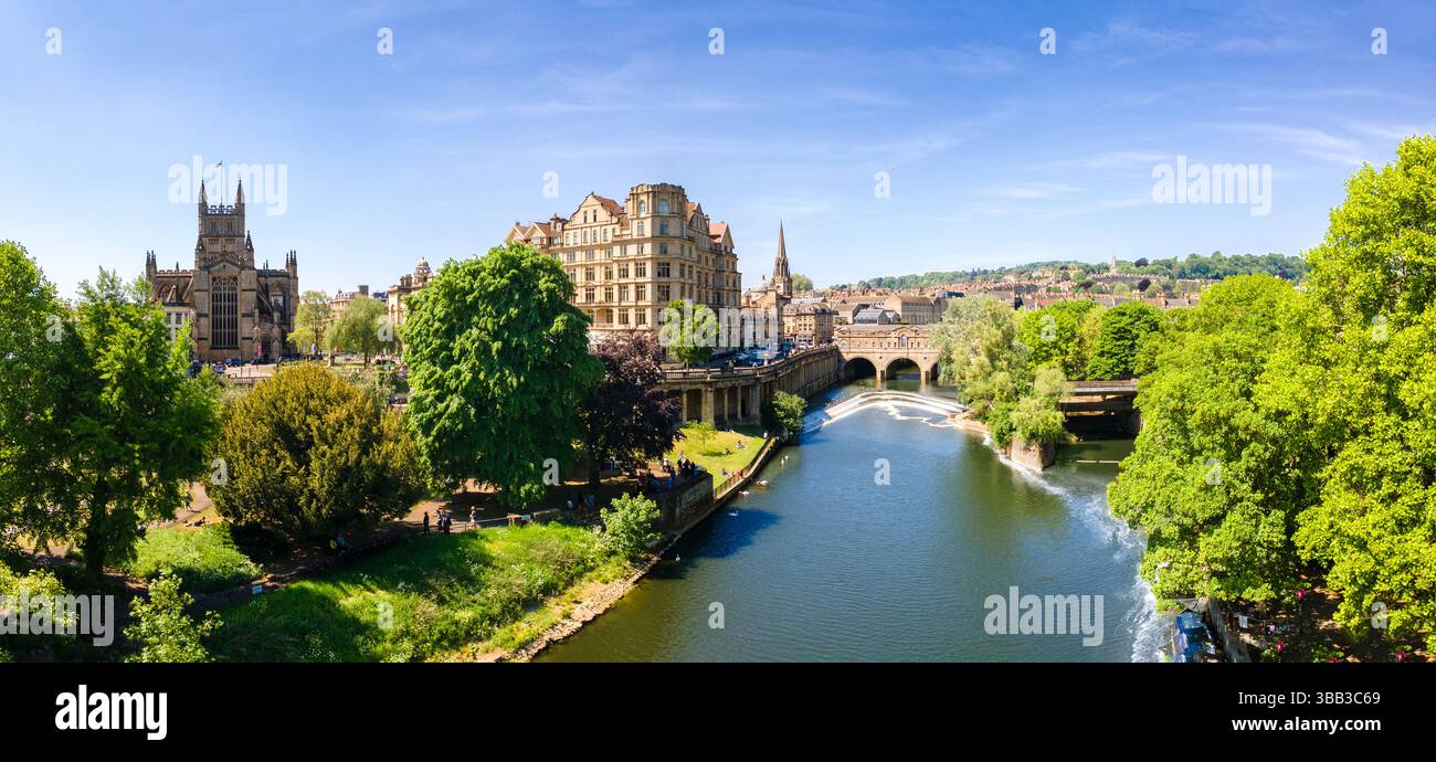 Veduta ariale della città di Bath nel sud-ovest dell'Inghilterra che mostra il fiume Avon, Pulteney Weir, l'Empire Building, Parade Gardens e l'Abbazia di Bath. Foto Stock