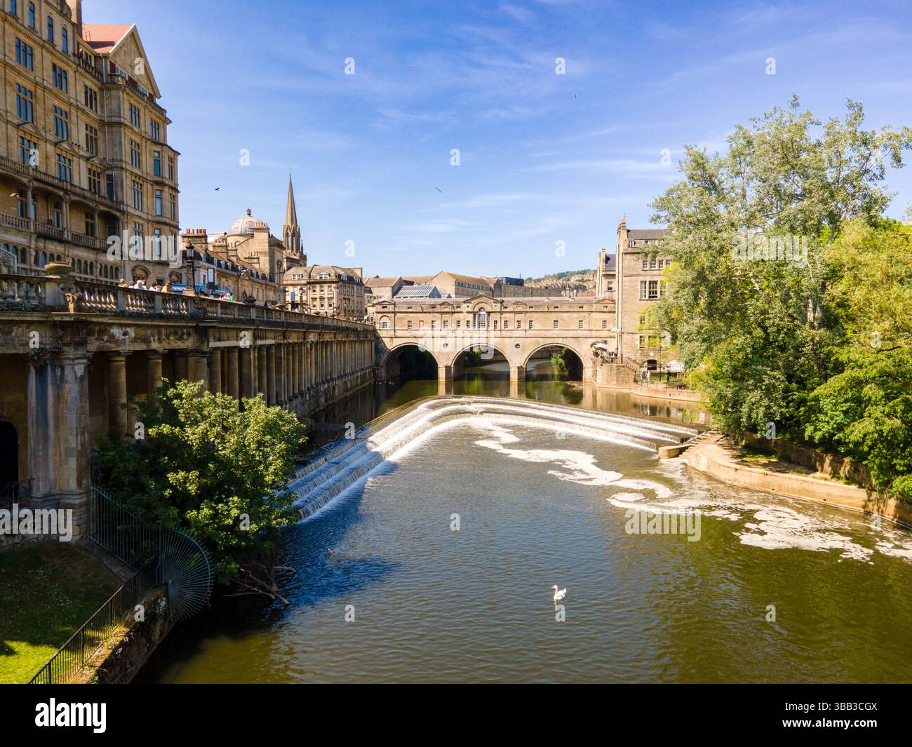 Veduta ariale della città di Bath nel sud-ovest dell'Inghilterra che mostra il fiume Avon, Pulteney Weir, l'Empire Building, Parade Gardens e l'Abbazia di Bath. Foto Stock