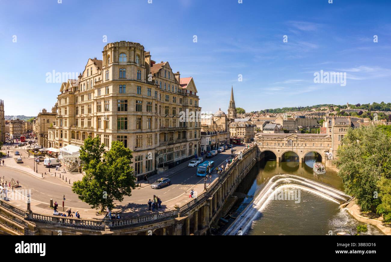 Veduta ariale della città di Bath nel sud-ovest dell'Inghilterra che mostra il fiume Avon, Pulteney Weir, l'Empire Building, Parade Gardens e l'Abbazia di Bath. Foto Stock