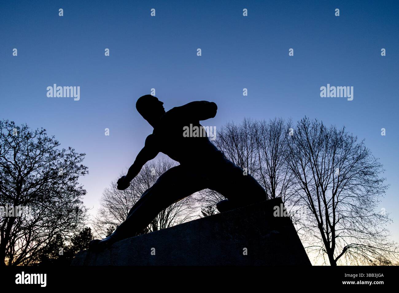VELIKA GORICA, CROAZIA, 03.19.2025: Una fotografia drammatica di una statua di guerriero in un parco, vista contro un cielo soleggiato e limpido che si illumina. L'immagine evo Foto Stock