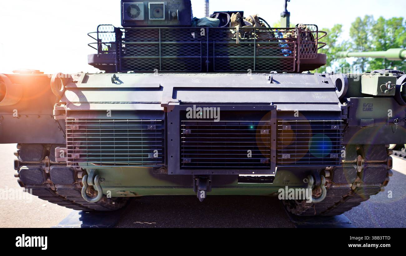 Varsavia, Polonia. 7 maggio 2025. Carro armato da battaglia Leopard 2PL alla mostra di equipaggiamento militare Defence24. Foto Stock