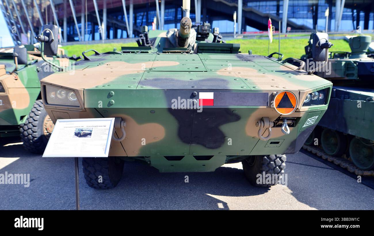 Varsavia, Polonia. 7 maggio 2025. Mortaio autoelica da 120 mm Rak alla mostra sulle attrezzature militari Defence24. Foto Stock