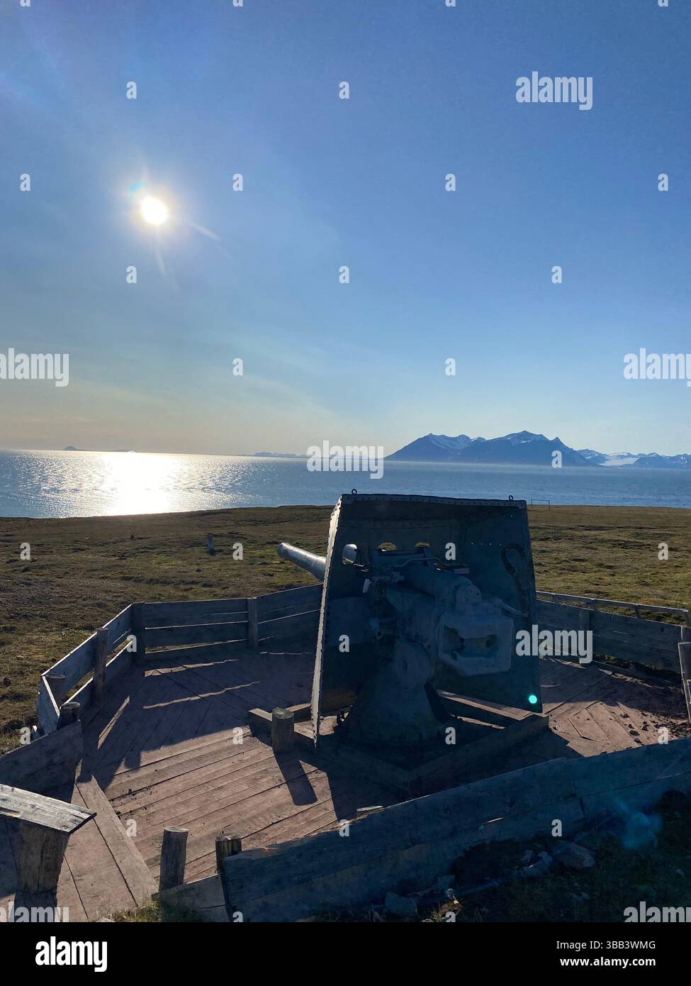 Storica artiglieria costiera con vista sul mare artico e sulle montagne di Barentsburg, Svalbard - Immagine stock catturata con smartphone