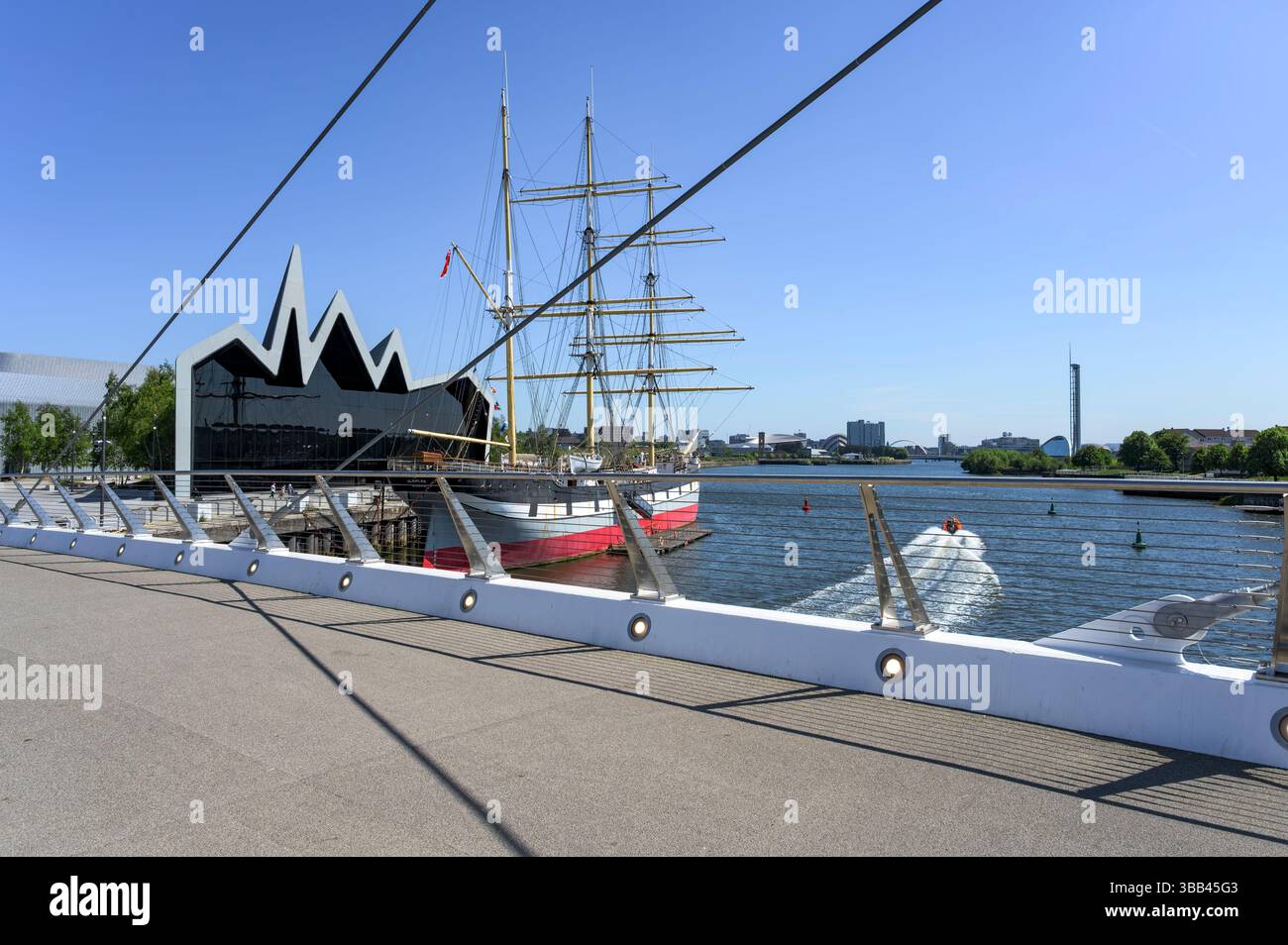 Museo dei trasporti di Glasgow sulla riva settentrionale del fiume Clyde, visto dal ponte pedonale Govan al Partick, Scozia, Regno Unito, Europa Foto Stock