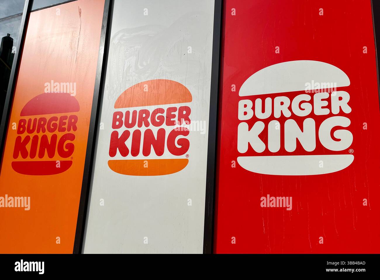 Colorato Burger King Signage all'esterno di un ristorante BK a Cardiff, Galles, Regno Unito. 12 aprile 2025. - Immagine stock catturata con smartphone