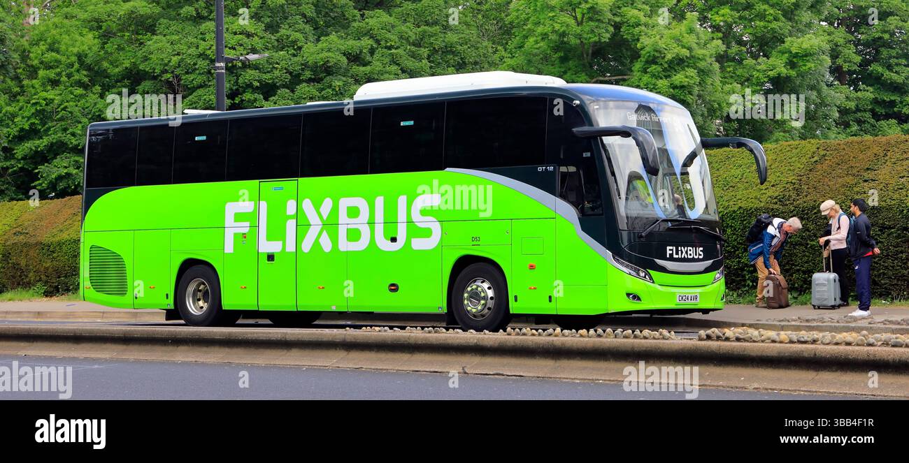 Pullman FlixBus, centro città di Cardiff, Galles del Sud, Regno Unito, Regno Unito. Preso il 2025 maggio primavera Foto Stock