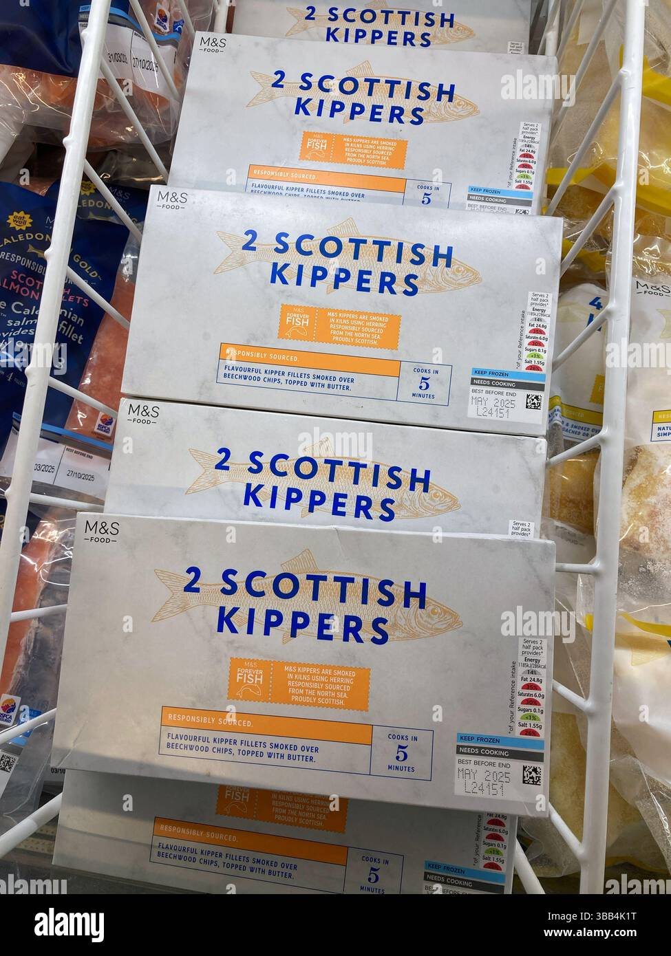 Scatole di cortine scozzesi surgelate di marca Marks and Spencer in vendita in armadietto congelatore, Regno Unito - Immagine stock catturata con smartphone