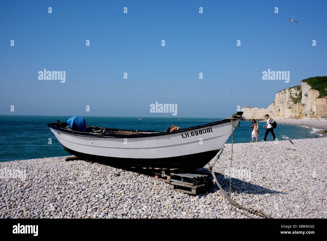 Vecchia barca da pesca a Etretat in Normandia, Francia, 2025. Le barche e le scogliere dove Claude Monet dipinse alcune delle sue famose opere d'arte. Foto Stock