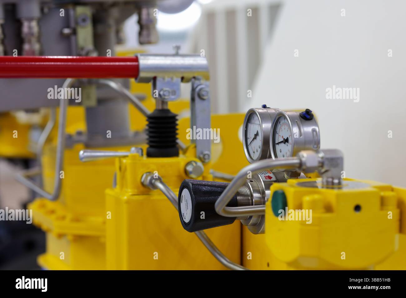 Apparecchiature industriali con manometri analogici e regolatore di pressione. Messa a fuoco selettiva. Foto Stock