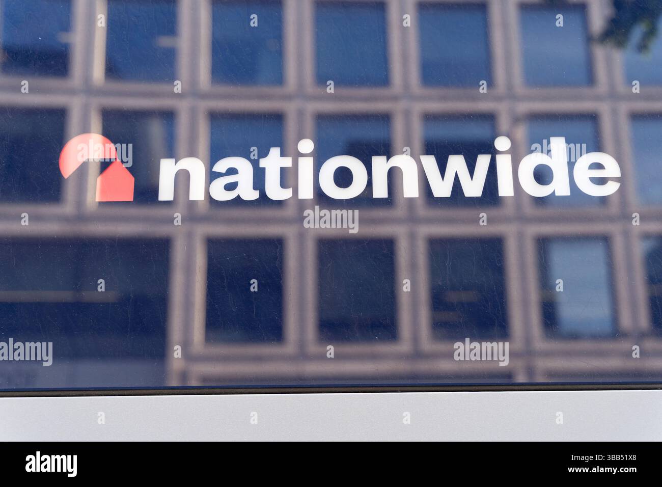 Società immobiliare nazionale con il suo logo ufficiale e il suo marchio sulle pareti esterne , importante istituzione finanziaria a Londra nel Regno Unito Foto Stock