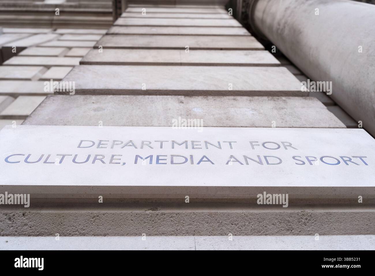 Incisione in pietra del Dipartimento per la cultura, i media e lo sport a Whitehall, Westminster, Londra Foto Stock