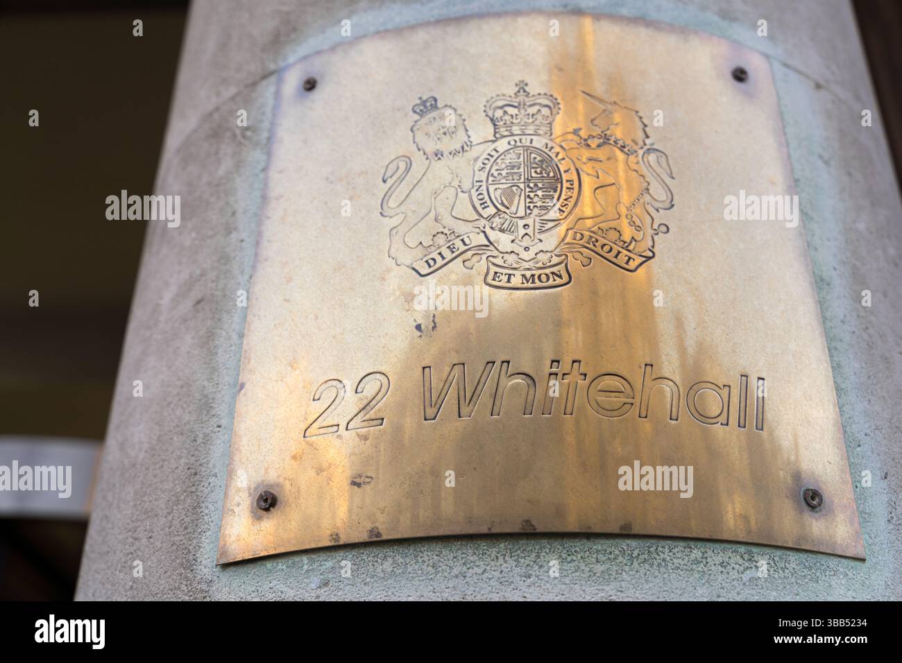 Targa di rame "22 Whitehall" con Royal Coat of Arms - ingresso al Department for Science, Innovation and Technology, Londra Foto Stock
