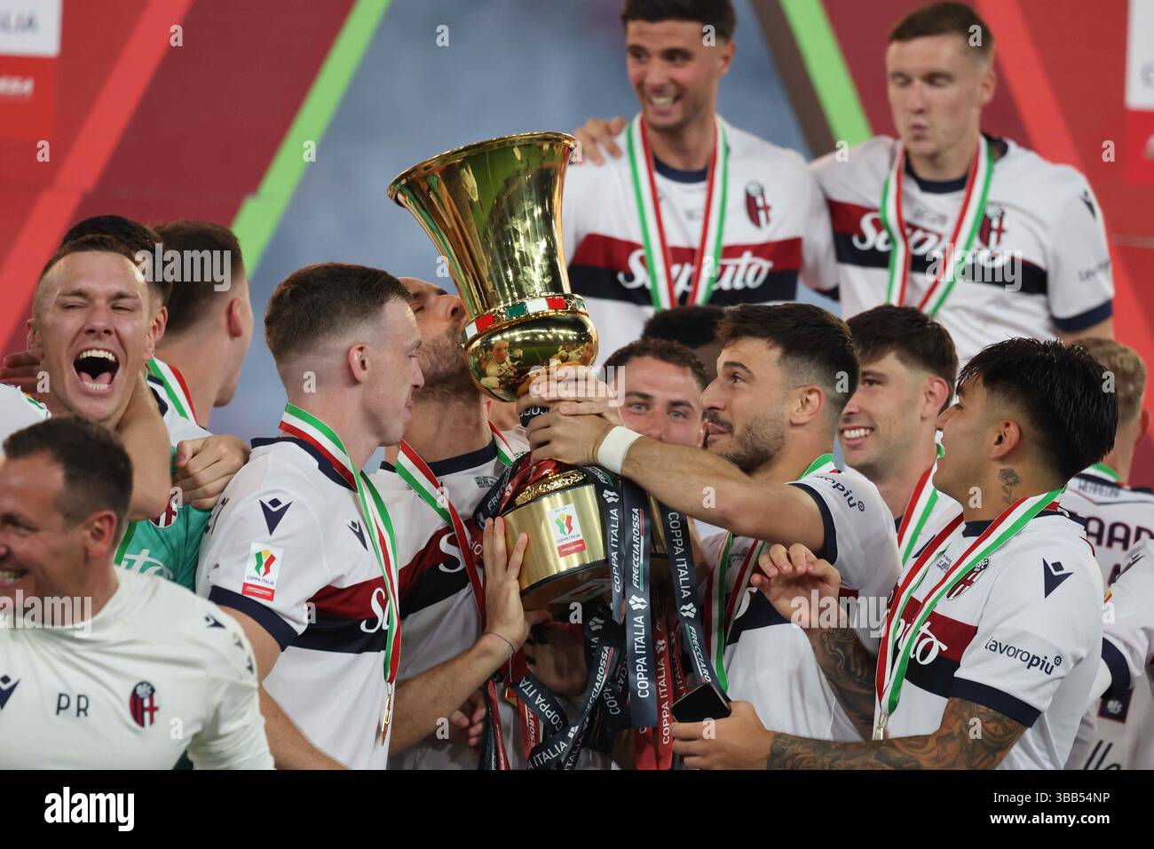 Roma, Lazio, ITALIA. 15 maggio 2025. Durante la partita di calcio del 24/04/2025, valevole per la finale di Coppa Italia Frecciarossa 2024-2025 allo Stadio Olimpico di Roma tra FC Bologna FC Milan.in foto: Riccardo Orsolini del FC Bologna (Credit Image: © Fabio Sasso/ZUMA Press Wire) SOLO PER USO EDITORIALE! Non per USO commerciale! Foto Stock