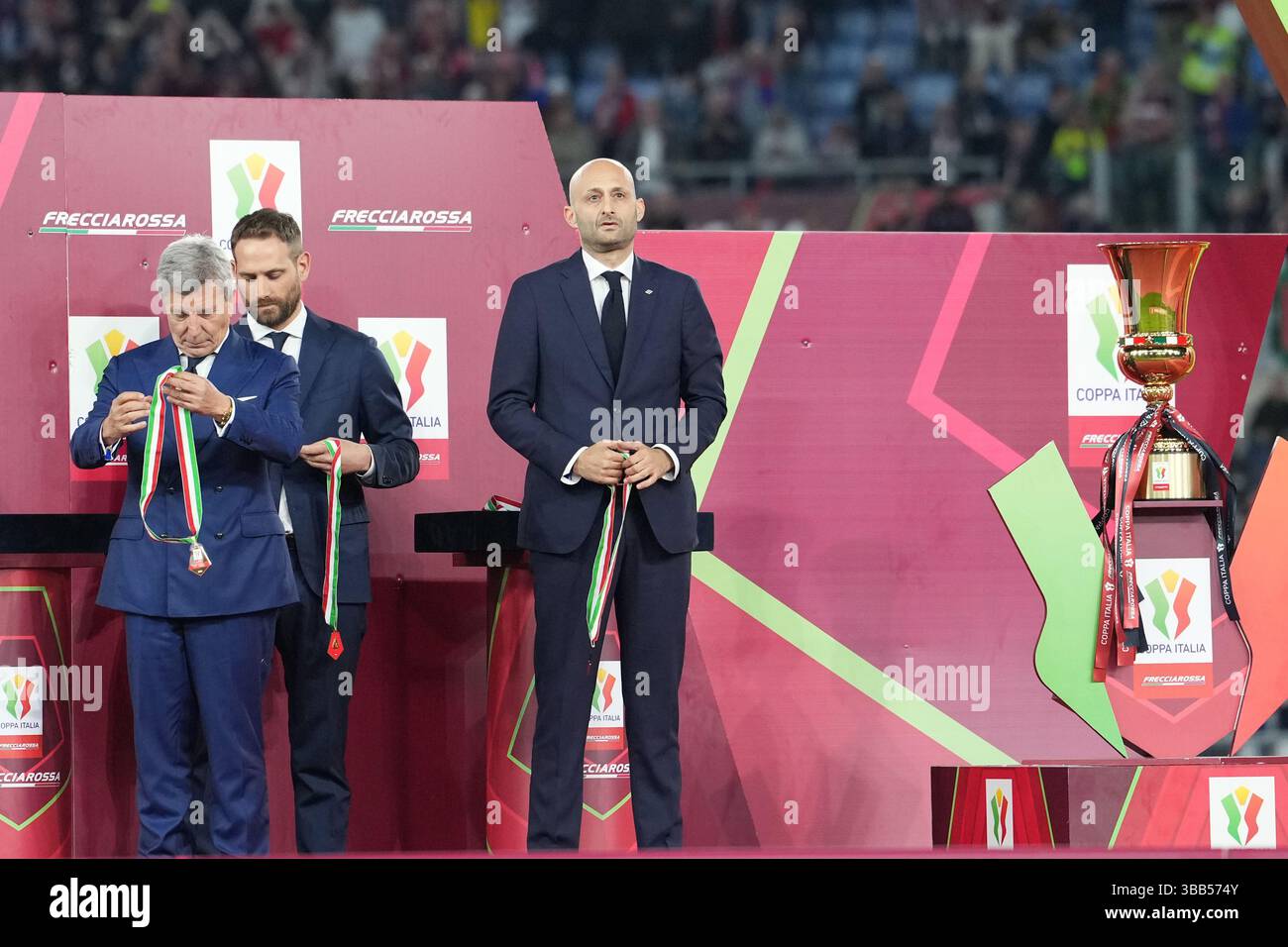 Roma, Italia. 14 maggio 2021. Gianpiero Strisciuglio (ad Trenitalia) con i giocatori bolognesi durante la finale di Coppa Italia tra Milano e Bologna allo Stadio Olimpico di Roma, Italia. Mercoledì 14 maggio 2025. Sport Soccer (foto di Alfredo Falcone/LaPresse) crediti: LaPresse/Alamy Live News Foto Stock