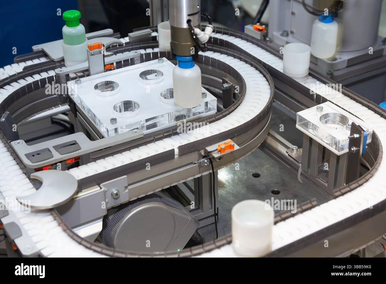 Le pillole di medicina stanno riempiendo la bottiglia sul trasportatore della macchina della linea di produzione presso la fabbrica medica. Industria farmaceutica Foto Stock