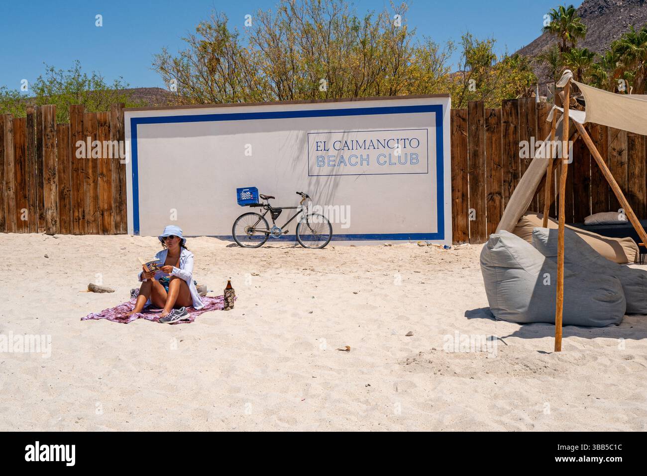 Un beachgoer si rilassa a El Caimancito Beach vicino al Beach club Playa El Caimancito è una spiaggia tranquilla e accessibile situata ad appena 2,5 Kim dal centro. Foto Stock