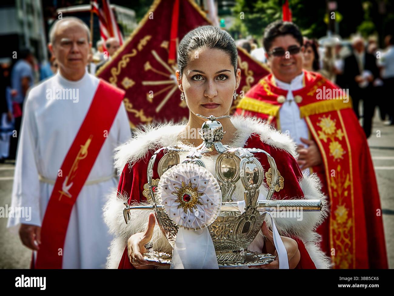 La regina Isabella del Portogallo porta la sua corona in chiesa nella Festa dello Spirito Santo. Foto Stock