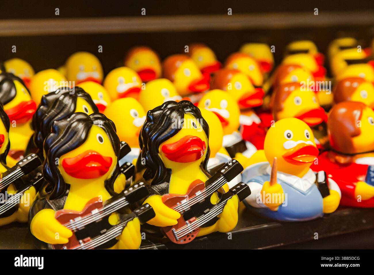 Ci sono molte anatre di gomma ricordo sullo scaffale. Foto Stock