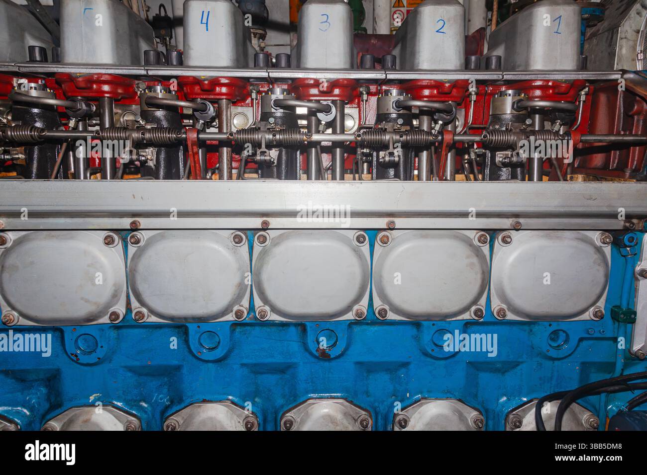 Motore marino installato nella sala macchine dell'imbarcazione. Foto Stock