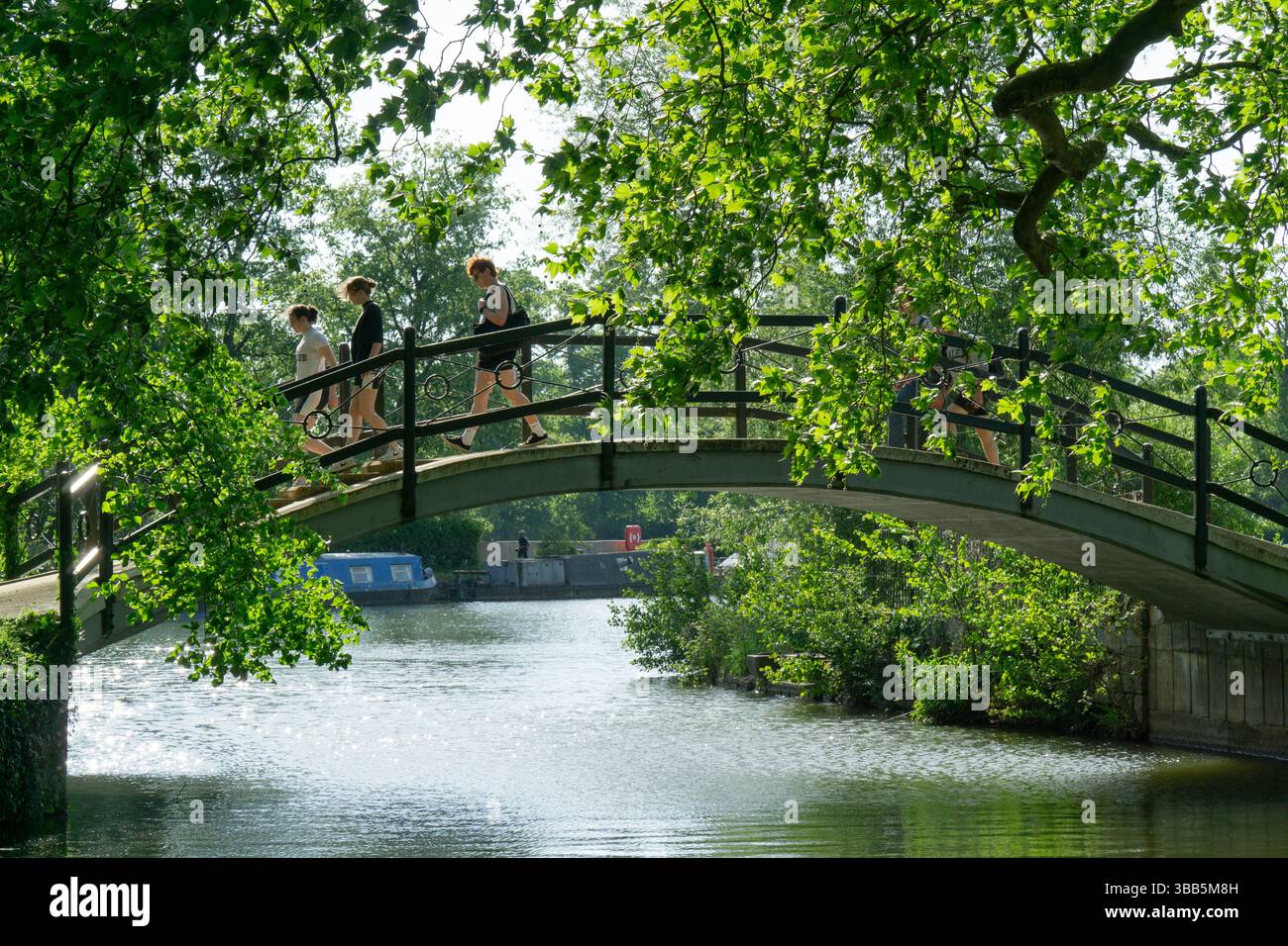 Meteo nel Regno Unito, 14 maggio 2025: Nella città di Oxford le foglie primaverili incorniciano la vista del ponte megattere che attraversa il fiume Cherwell appena si unisce al Tamigi. Le previsioni del tempo sono per il tempo più fresco di domani (gio) ma rimangono asciutte e soleggiate. Crediti: Anna Watson/Alamy Live News Foto Stock
