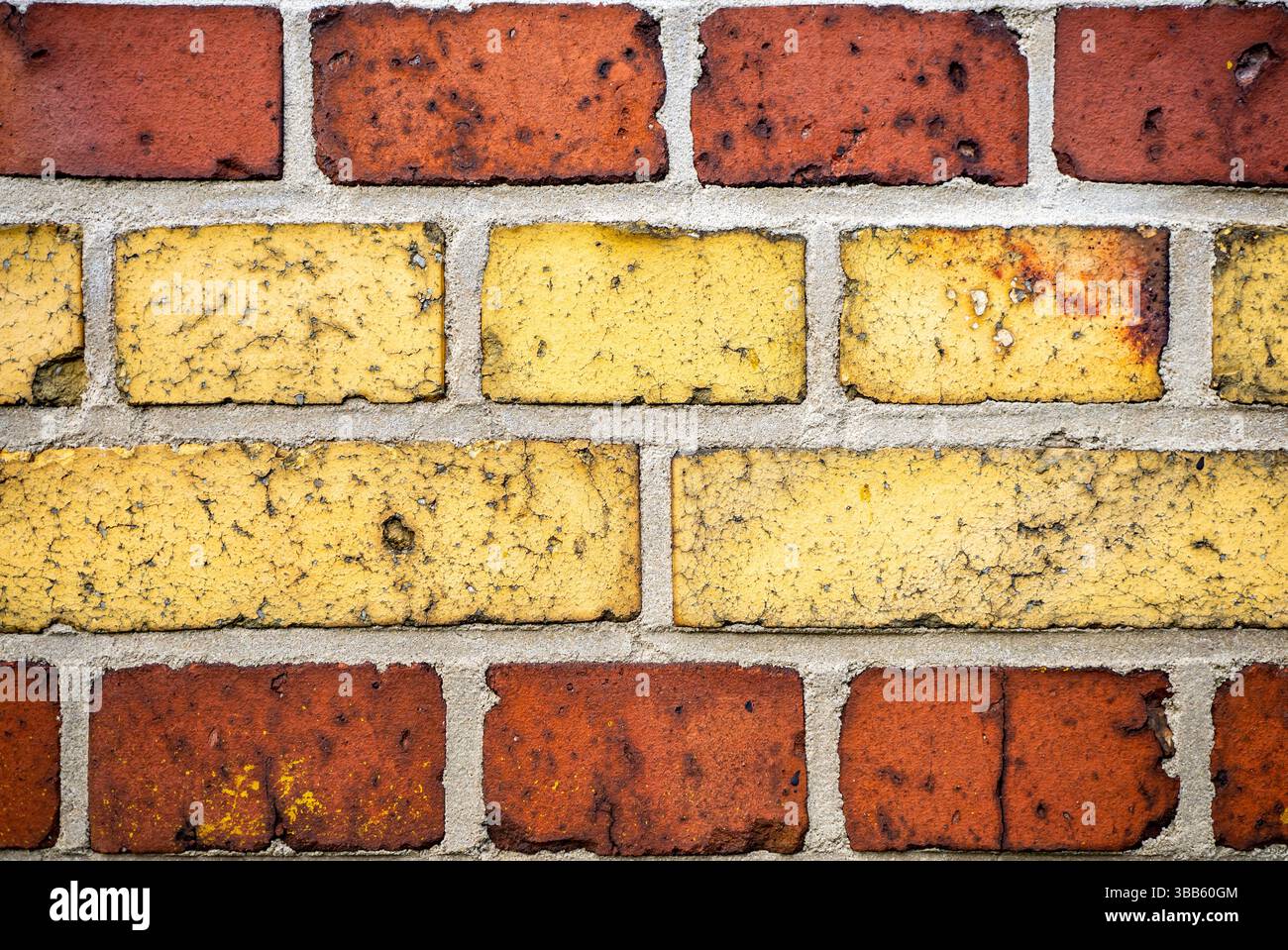 Muro di mattoni intempestivo al Cimitero di Berlino-Weißensee Foto Stock
