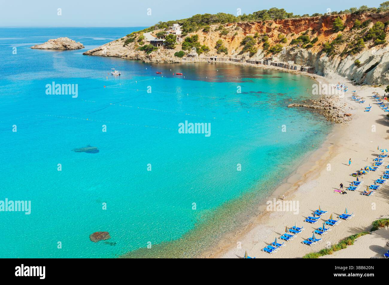 Vista sulla spiaggia di Cala d'Hort, Ibiza, Isole Baleari, Spagna, Foto Stock