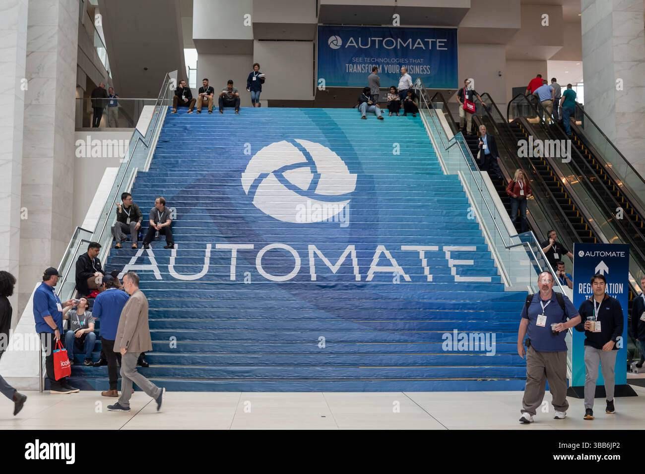 Detroit, Stati Uniti. 13 maggio 2025. Detroit, Michigan - oltre 800 espositori hanno partecipato ad Automate, il più grande evento di robotica e automazione del Nord America. Il logo dello spettacolo è stato collocato sulle scale del centro congressi. Crediti: Jim West/Alamy Live News Foto Stock