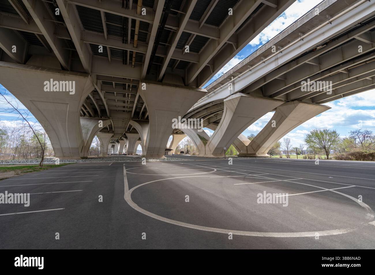 Sotto il Woodrow Wilson Bridge al Jones Point Park di Alexandria, Virginia. Foto Stock