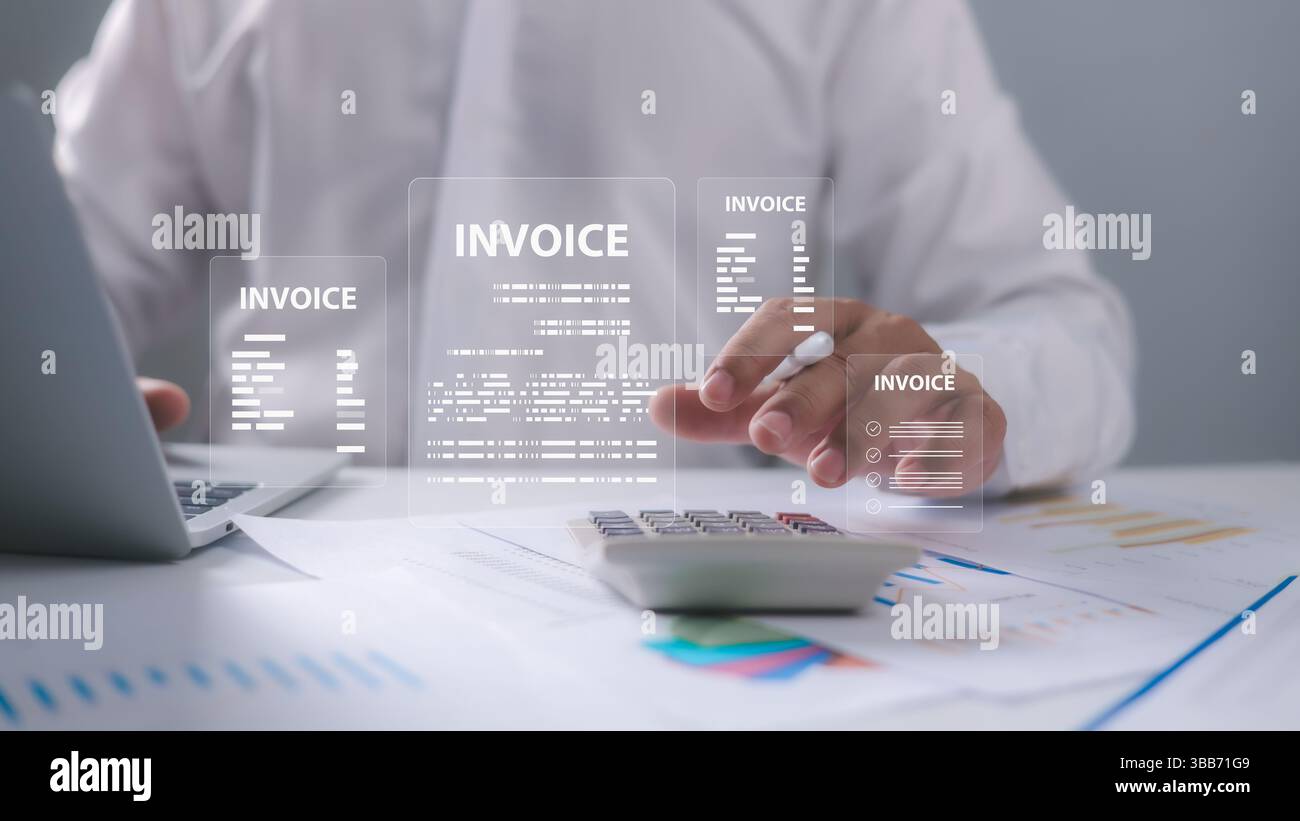 Concetto di fattura elettronica digitale online, uomo d'affari che utilizza un computer portatile con icona della fattura, e-tax, ricevuta digitale, fattura per pagamento, fattura digitale Foto Stock