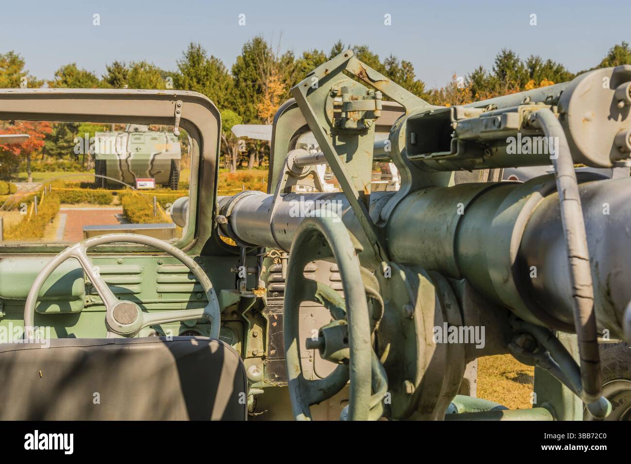 Daejeon, Corea del Sud. 27 ottobre 2019: Cannone senza rinculo M40 e fucile da avvistamento montato sulla jeep militare Willys M38A1 in mostra nel National Cemetery Foto Stock