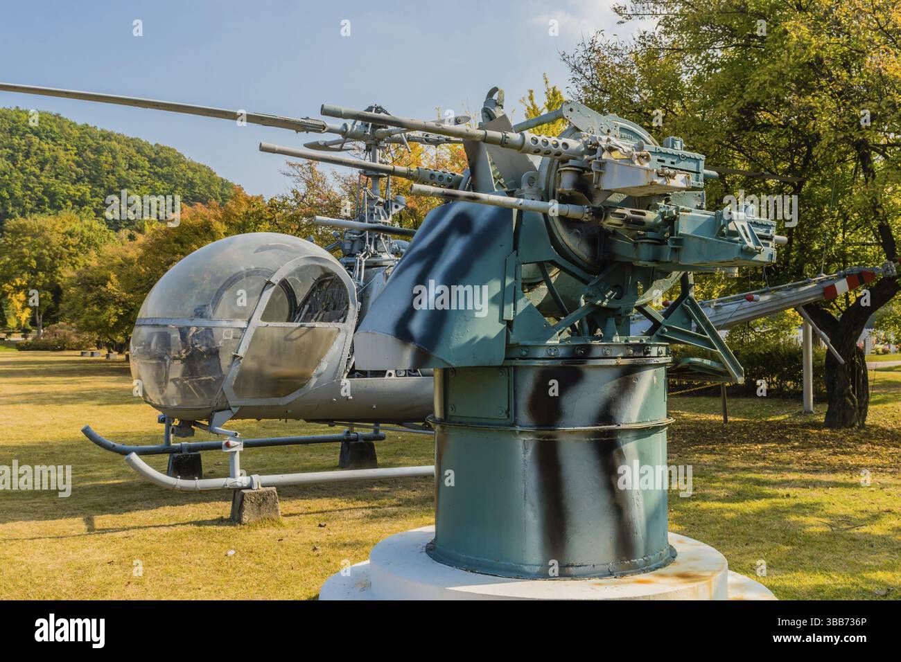 Daejeon, Corea del Sud. 20 ottobre 2019: Torretta di montaggio per armi Quadmount M45 composta da quattro mitragliatrici in mostra al National Cemetery Foto Stock