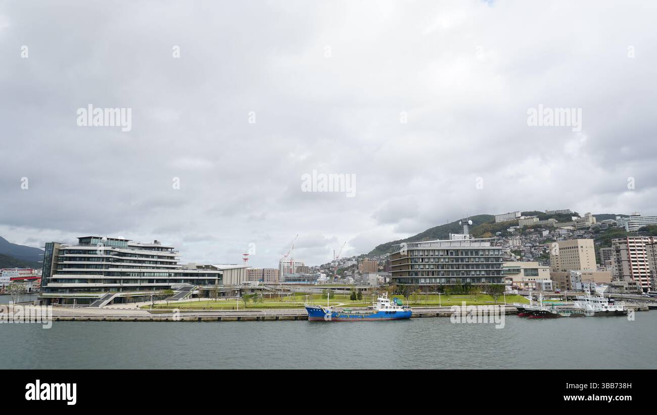 Paesaggio urbano di Nagasaki - vedute costiere e fascino urbano storico in Giappone Foto Stock
