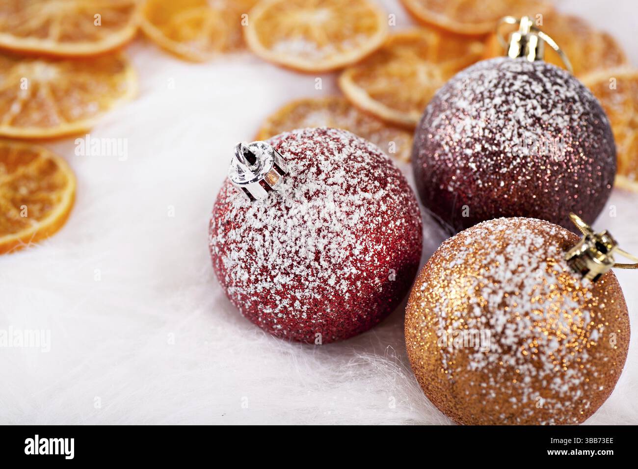 Foto ravvicinata di regali e decorazioni natalizie Foto Stock
