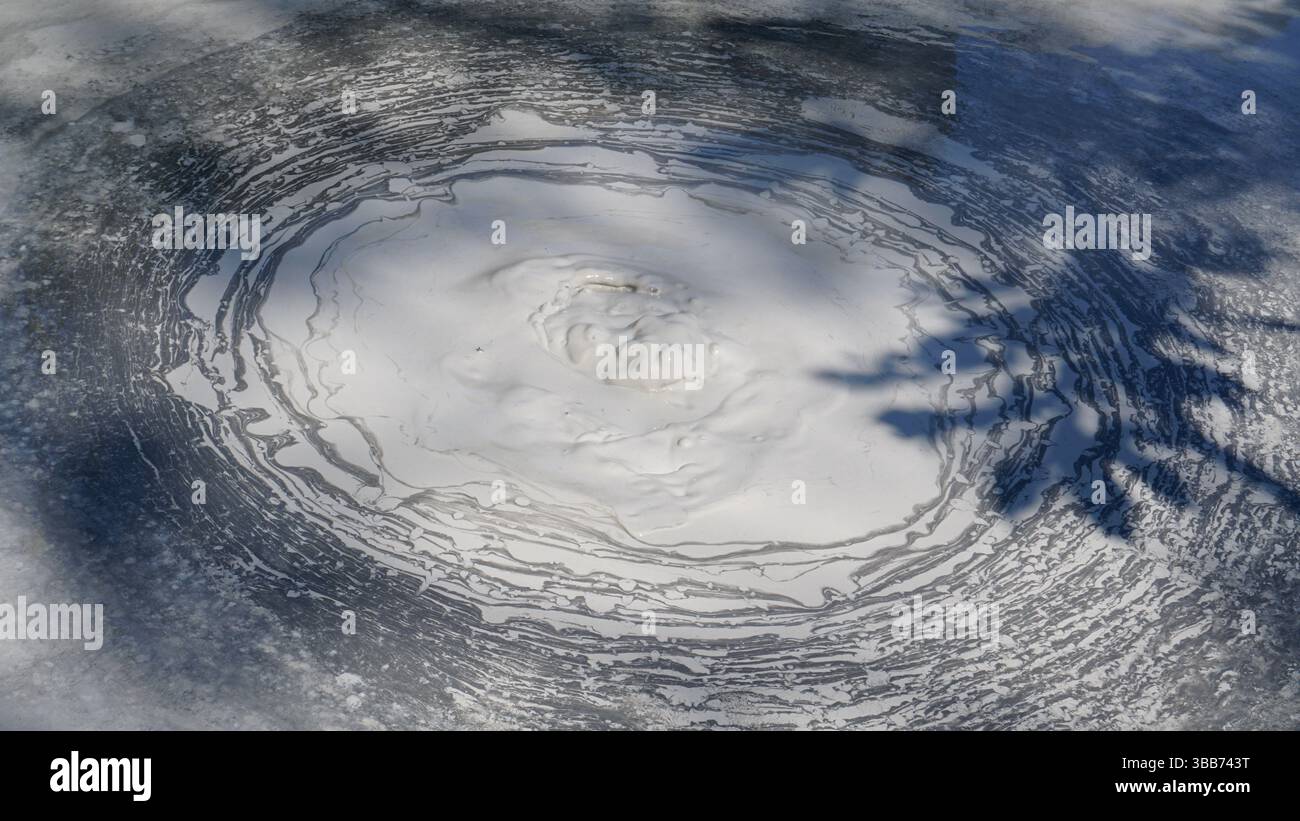Beppu Jigokudani (Valle dell'Inferno) - sorgenti termali vulcaniche e il Paese delle meraviglie geotermiche in Giappone Foto Stock