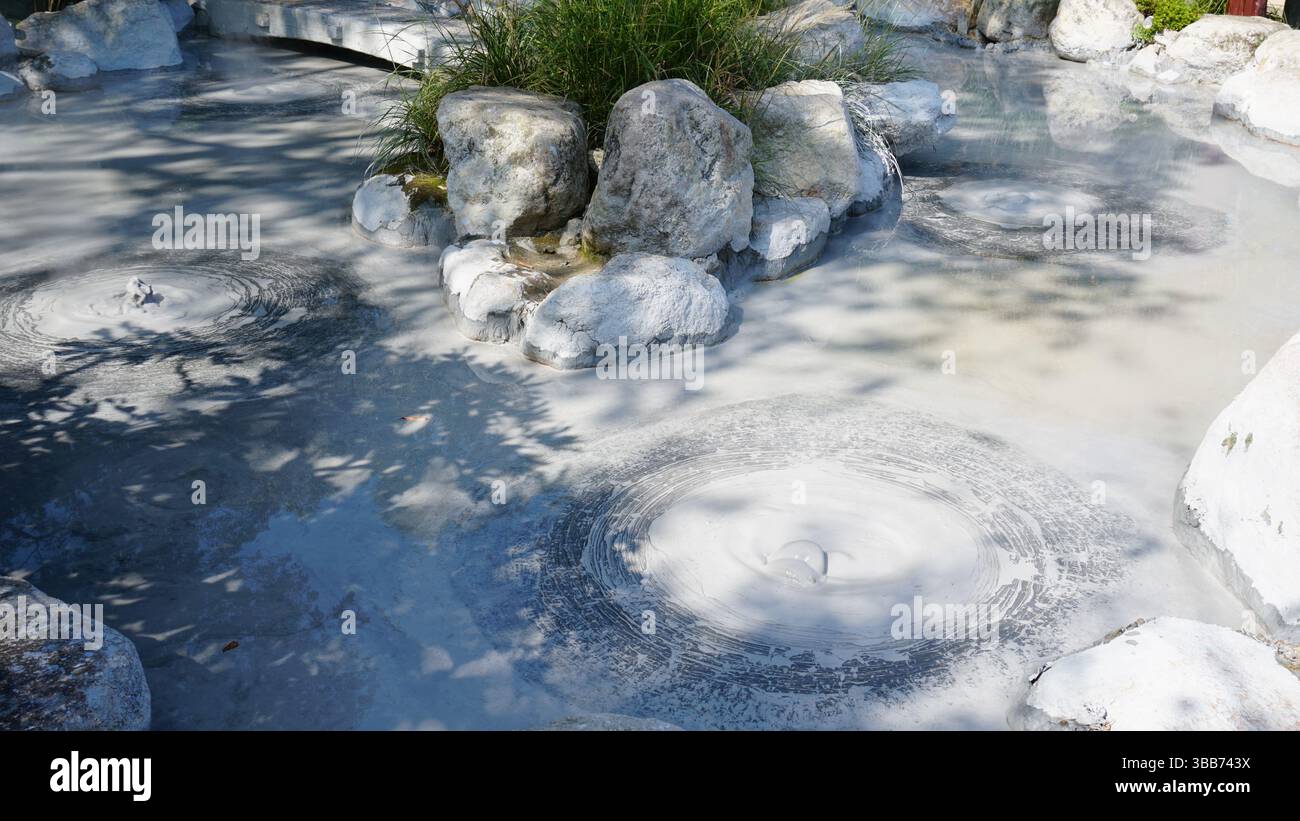 Beppu Jigokudani (Valle dell'Inferno) - sorgenti termali vulcaniche e il Paese delle meraviglie geotermiche in Giappone Foto Stock