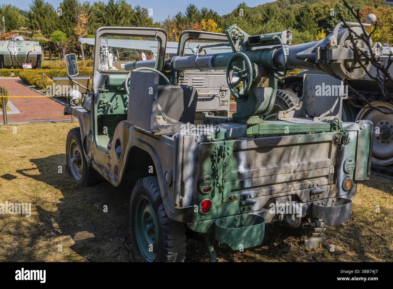 Daejeon, Corea del Sud. 27 ottobre 2019: Jeep militare Willys M38A1 con fucile senza rinculo M40 in mostra nel National Cemetery Foto Stock