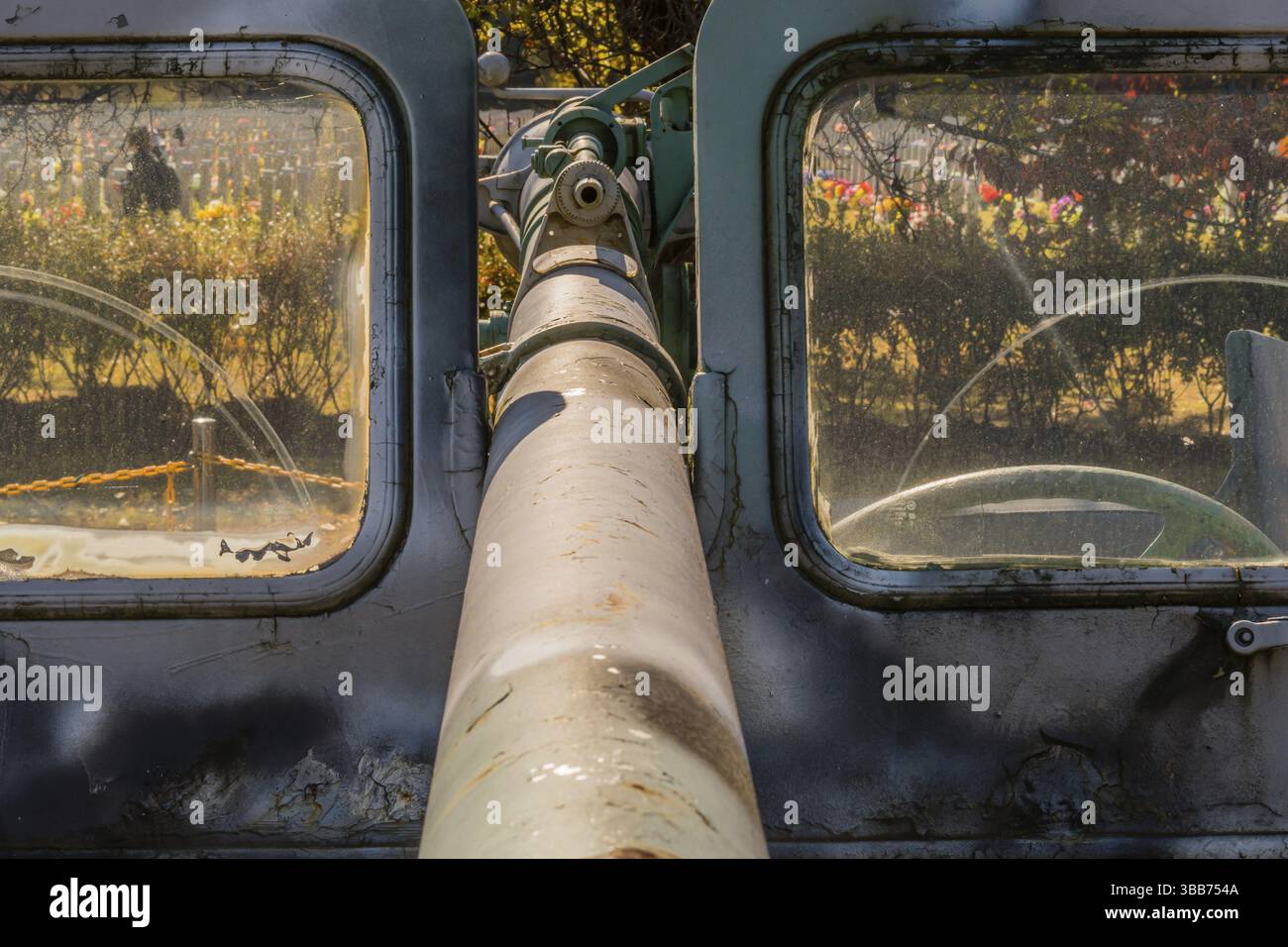 Daejeon, Corea del Sud. 27 ottobre 2019: Ravvicinato M40 senza rinculo e fucile da avvistamento montato tra le finestre sulla jeep militare Willys M38A1 in mostra Foto Stock