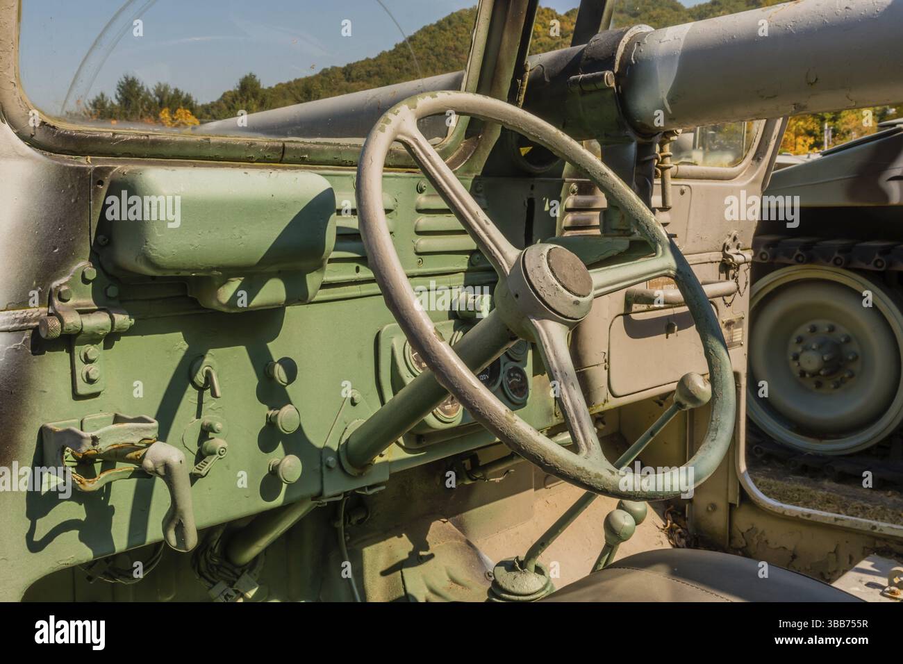 Daejeon, Corea del Sud. 27 ottobre 2019: Volante e cruscotto della jeep militare Willys M38A1 in mostra nel cimitero nazionale Foto Stock