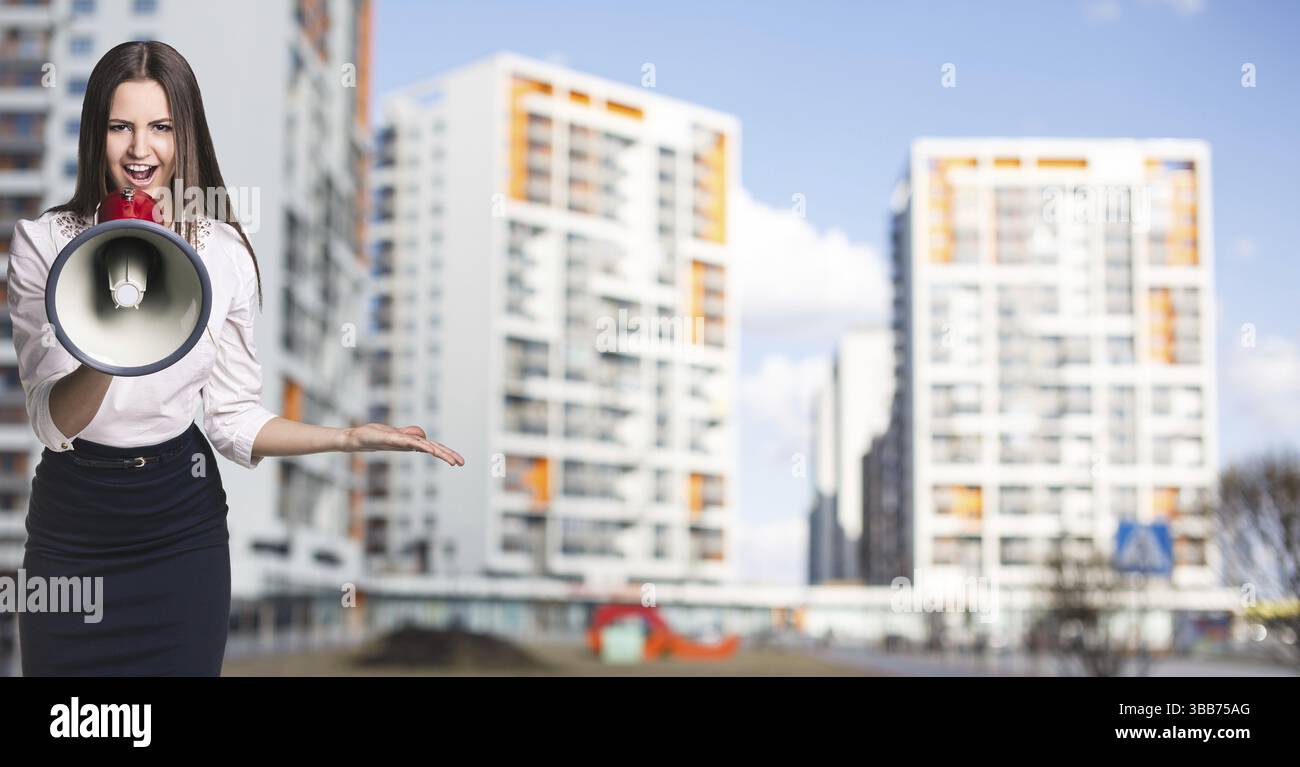 Una donna d'affari si trova in strada in città Foto Stock