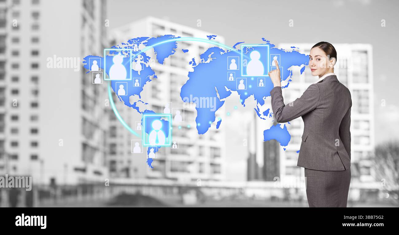 Una donna d'affari si trova vicino a una mappa con icone sullo sfondo della città. Elementi di questa immagine forniti dalla NASA Foto Stock