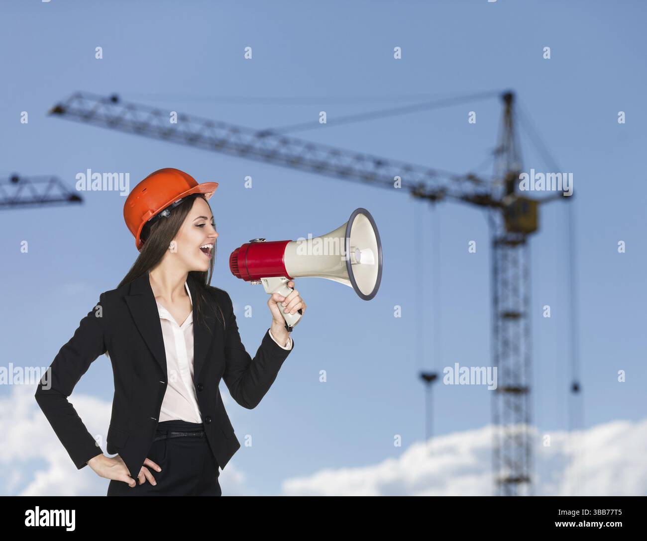 Donna-costruttore in elmetto con megafono Foto Stock