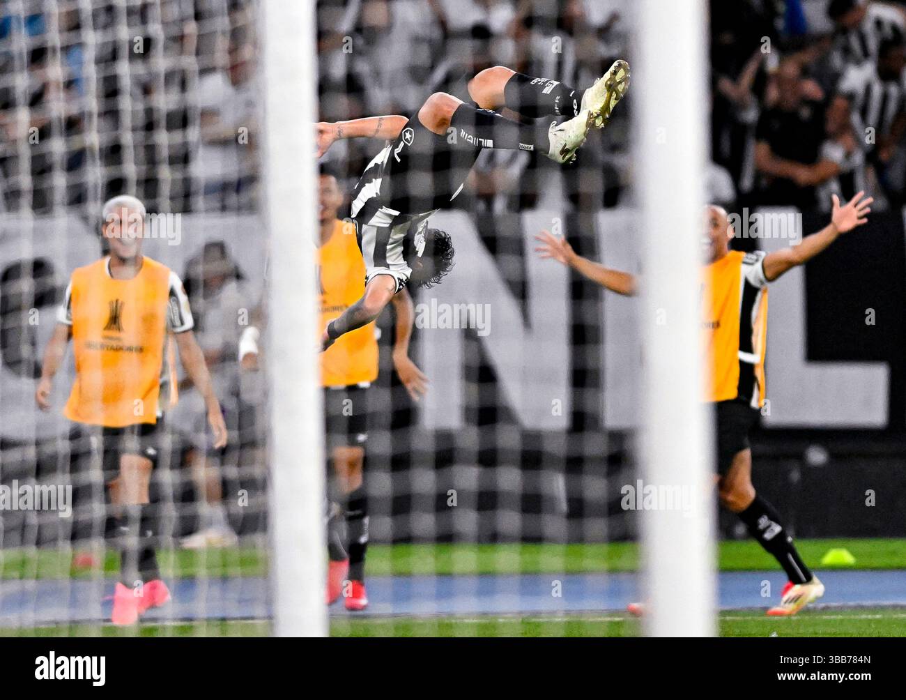 Rio De Janeiro, Brasile. 14 maggio 2025. Estádio Olímpico Nilton Santos RIO DE JANEIRO, BRASILE - 14 maggio: Artur Victor di Botafogo celebra il suo gol durante la partita di Copa CONMEBOL Libertadores 2025 tra Botafogo e Estudiantes de la Plata il 14 maggio 2025 a Rio de Janeiro, Brasile. (Sports Press Photo/SPP) credito: SPP Sport Press Photo. /Alamy Live News Foto Stock