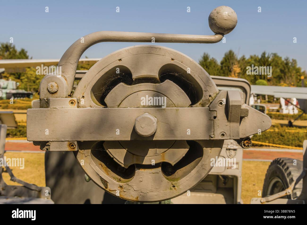 Daejeon, Corea del Sud. 27 ottobre 2019: Rottura del cannone senza rinculo M40 montato sulla jeep militare Willys M38A1 in mostra nel National Cemetery Foto Stock