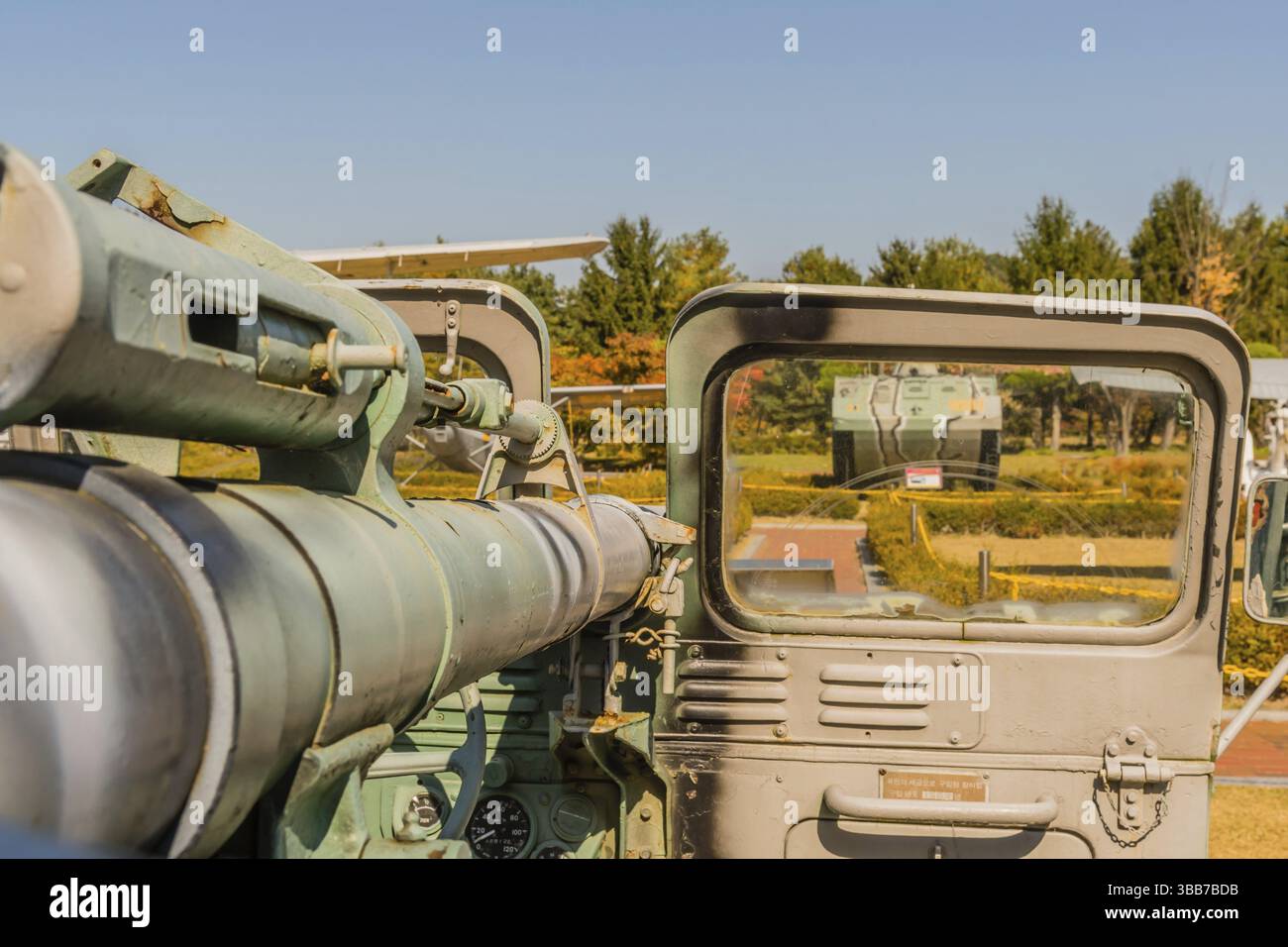 Daejeon, Corea del Sud. 27 ottobre 2019: Cannone senza rinculo M40 e fucile da avvistamento montato sulla jeep militare Willys M38A1 in mostra nel National Cemetery Foto Stock