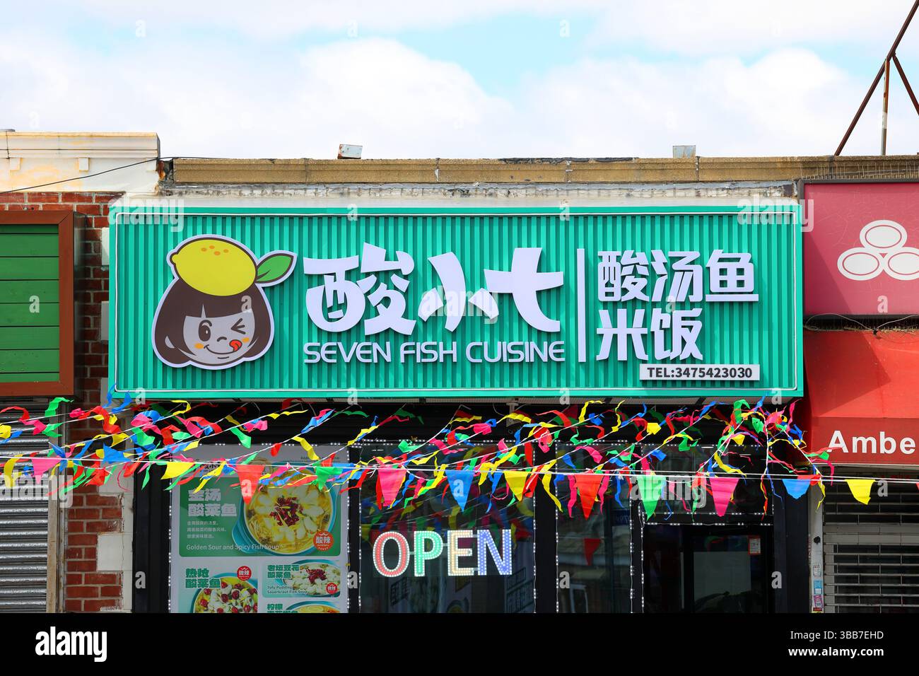 Segnaletica per Seven Fish Cuisine 酸小七, un ristorante cinese in franchising di zuppa di pesce crauti a New York City 纽约 紐約 酸汤鱼 美國 美国 Foto Stock