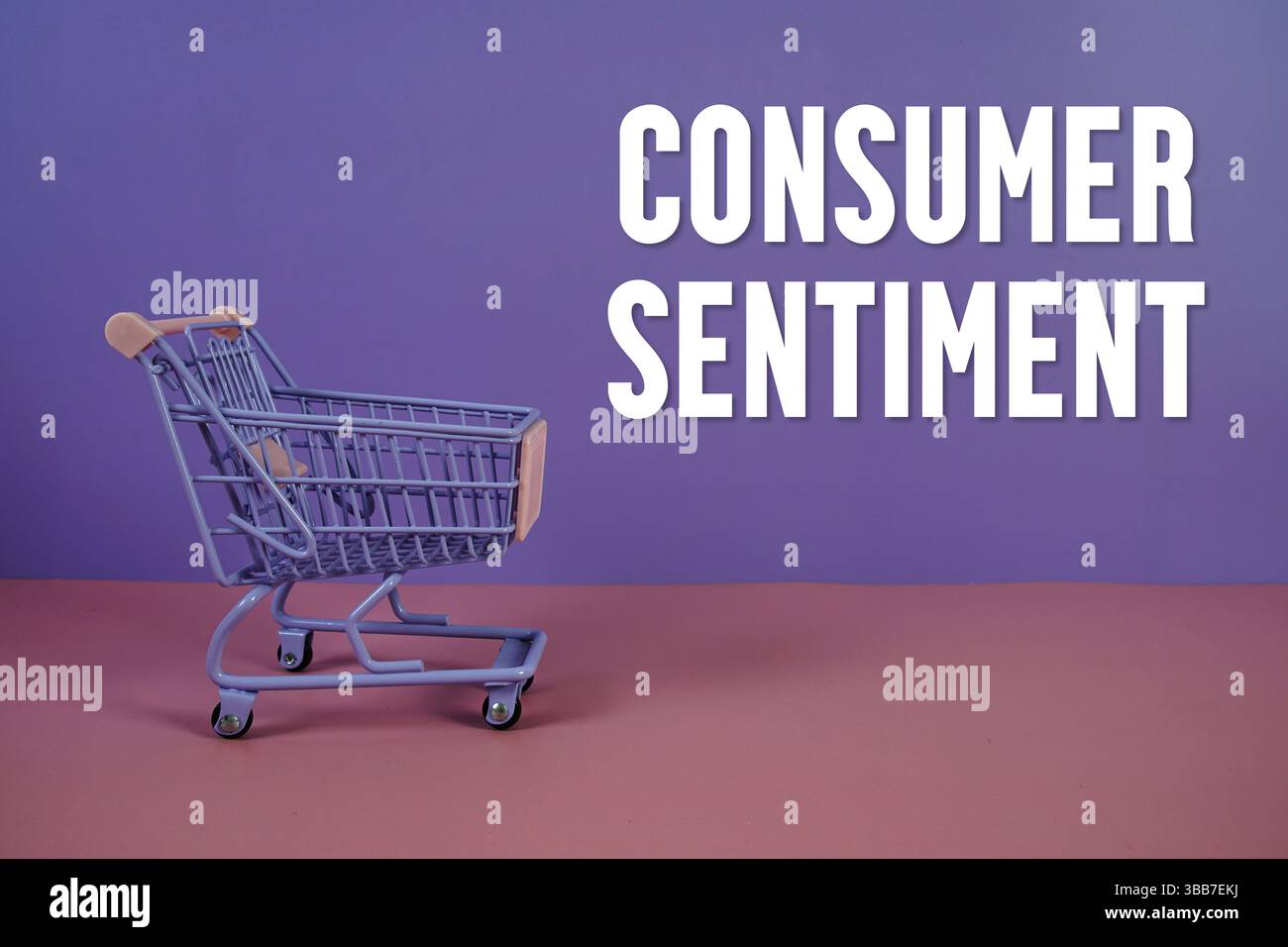 Testo dell'opinione dei consumatori sulla scatola luminosa a LED con carrello della spesa su sfondo geometrico rosa e viola Foto Stock