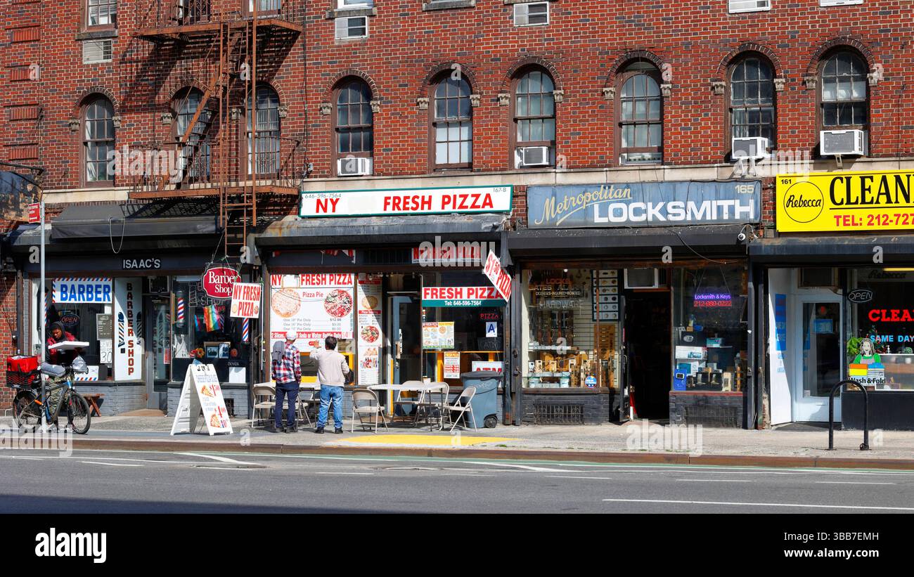 Diversi negozi per piccole imprese sulla Seventh Ave nel Greenwich Village di Manhattan. barbiere, pizzeria, fabbro, lavatrice a secco Foto Stock