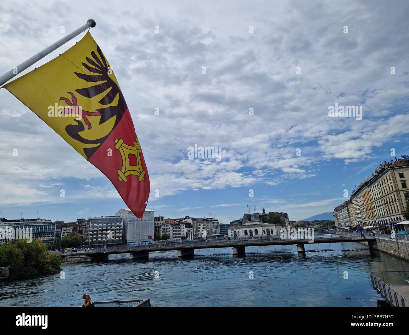Bandiera di Ginevra affacciata sul fiume con paesaggio urbano e ponte in Svizzera. Ginevra, Svizzera Foto Stock