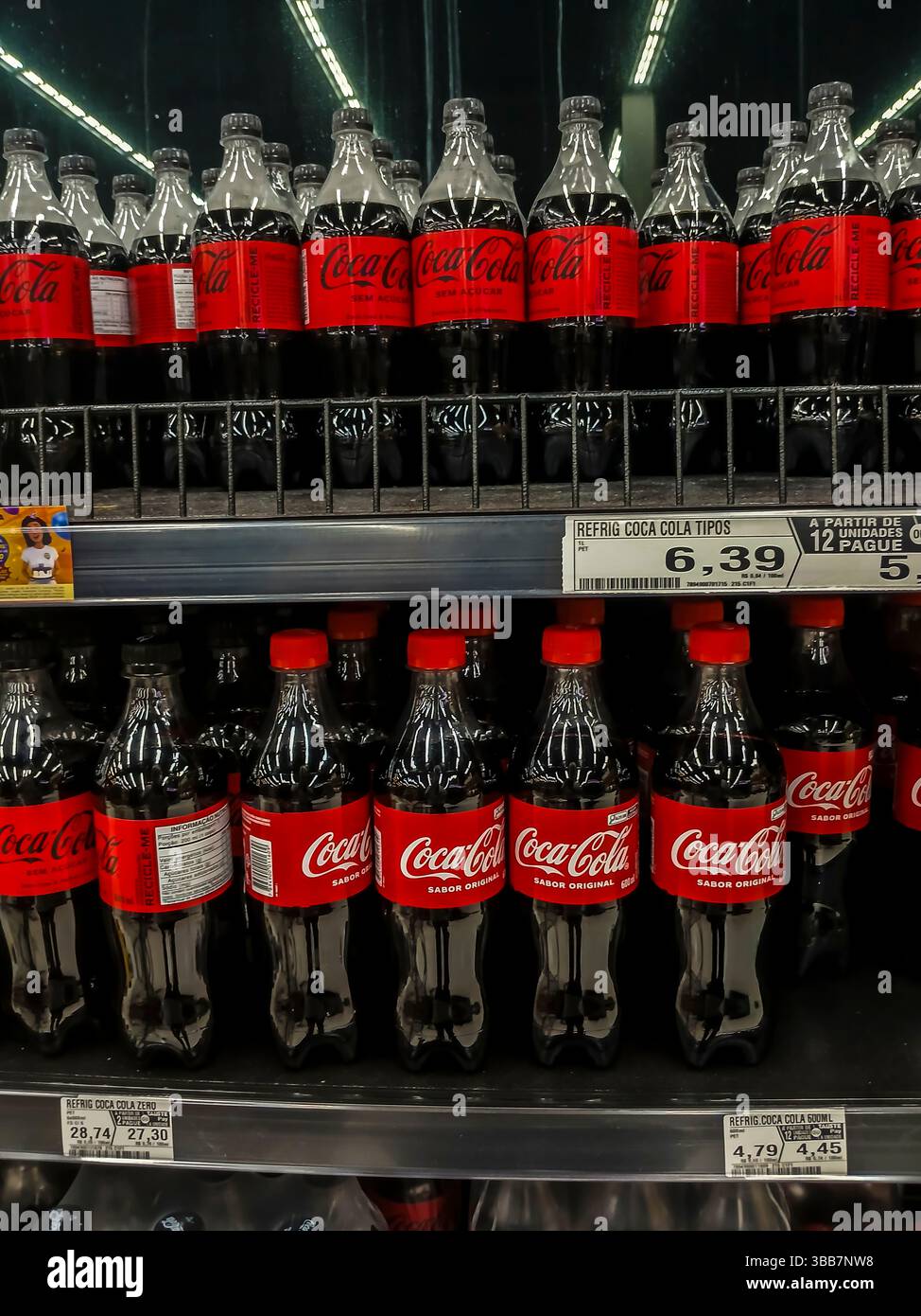 Marilia, San Paolo, Brasile, 5 febbraio 2025. Bottiglie di Coca-Cola, normali e senza zucchero, sugli scaffali dei supermercati brasiliani. Mostra la scelta dei consumatori, Foto Stock