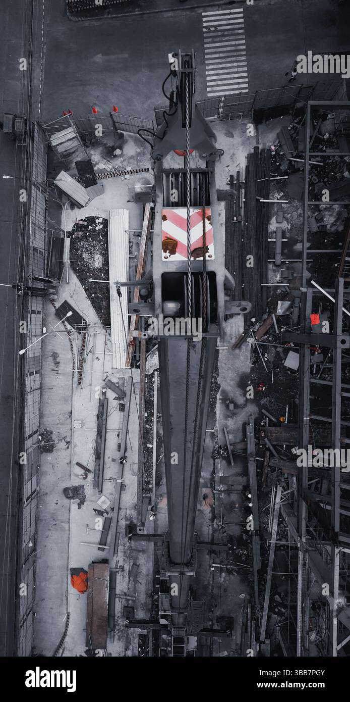 Un tiro verticale con un drone offre una potente prospettiva dall'alto verso il basso sul caos organizzato della costruzione, un mix perfetto di macchinari, manodopera e slancio. Foto Stock